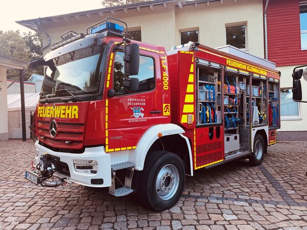 Das Foto zeigt das neue Tankl&ouml;schfahrzeug der Freiwilligen Feuerwehr Kleinmachnow, das am 13. Juni 2026 feierlich in Dienst gestellt wurde