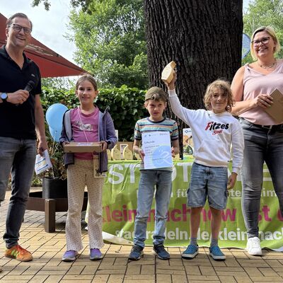 Bild vergr&ouml;&szlig;ern: Das Foto zeigt folgende Situation: Siegerehrung STADTRADELN 2026: B&uuml;rgermeister Bodo Krause (li.) und Fachdienstleiterin Susanne Gasch (re.) gratulieren der Eigenherd-Schule (2554 km) zum tollen Erfolg