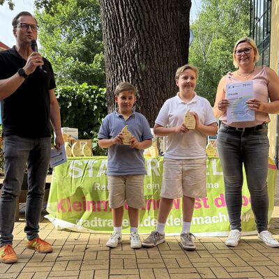 Bild vergr&ouml;&szlig;ern: Das Foto zeigt folgende Situation: Siegerehrung STADTRADELN 2026: B&uuml;rgermeister Bodo Krause (li.) und Fachdienstleiterin Susanne Gasch (re.) gratulieren der Grundschule Auf dem Seeberg und dem Hort Am Hochwald (8469 km) zum tollen Erfolg