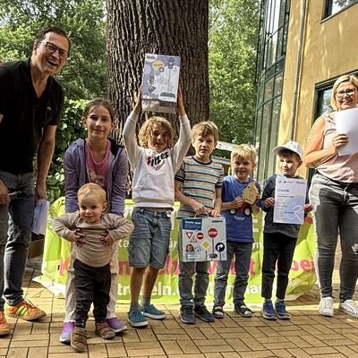 Bild vergr&ouml;&szlig;ern: Das Foto zeigt folgende Situation: Siegerehrung STADTRADELN 2026: B&uuml;rgermeister Bodo Krause (li.) und Fachdienstleiterin Susanne Gasch (re.) gratulieren der Kita Spielhaus (3877 km) zum tollen Erfolg