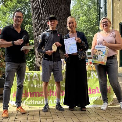 Bild vergr&ouml;&szlig;ern: Das Foto zeigt folgende Situation: Siegerehrung STADTRADELN 2026: B&uuml;rgermeister Bodo Krause (li.) und Fachdienstleiterin Susanne Gasch (re.) gratulieren der Maxim-Gorki-Gesamtschule (12.600 km) zum tollen Erfolg