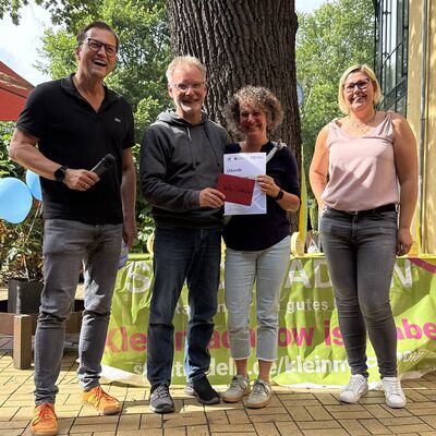 Bild vergr&ouml;&szlig;ern: Das Foto zeigt folgende Situation: Siegerehrung STADTRADELN 2026: B&uuml;rgermeister Bodo Krause (li.) und Fachdienstleiterin Susanne Gasch (re.) gratulieren Mitgliedern aus dem Team Veloschleicher (4841 km) zum tollen Erfolg