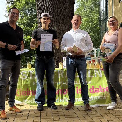 Bild vergr&ouml;&szlig;ern: Das Foto zeigt folgende Situation: Siegerehrung STADTRADELN 2026: B&uuml;rgermeister Bodo Krause (li.) und Fachdienstleiterin Susanne Gasch (re.) gratulieren dem Weinberg-Gymnasium (13.302 km) zum tollen Erfolg