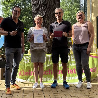 Bild vergr&ouml;&szlig;ern: Das Forto zeigt folgende Situation: Siegerehrung STADTRADELN 2026: B&uuml;rgermeister Bodo Krause (li.) und Fachdienstleiterin Susanne Gasch (re.) gratulieren Mitgliedern des Teams Wochenendradler (5099 km) zum tollen Erfolg
