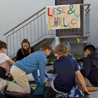 Bild vergr&ouml;&szlig;ern: Das Foto zeigt die Lese&Chill-Ecke der CARAT-Sommerferiener&ouml;ffnungsparty 2026