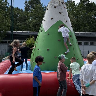 Bild vergr&ouml;&szlig;ern: Das Foto zeigt einen aufblasbaren Kletterfelsen, an dem ein Kind hochklettert