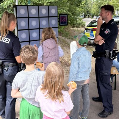 Bild vergr&ouml;&szlig;ern: Das Foto zeigt Kinder am Stand der Polizei