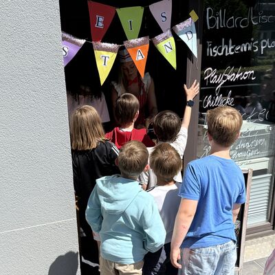 Bild vergr&ouml;&szlig;ern: Das Foto zeigt Kinder, die vor einem Eis-Stand warten