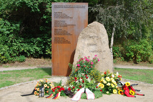 Das Foto zeigt den Gedenkstein am Adam-Kuckhoff-Platz