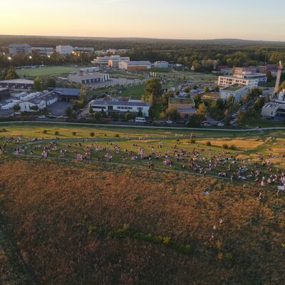 Bild vergr&ouml;&szlig;ern: Das Foto zeigt Hunderte Kleinmachnowerinnen und Kleinmachnower, die auf dem Stolper Berg die Sonnenfinsternis 2026 beobachten.