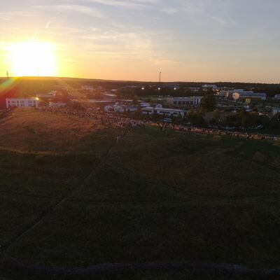 Bild vergr&ouml;&szlig;ern: Das Foto zeigt Hunderte Kleinmachnowerinnen und Kleinmachnower, die auf dem Stolper Berg die Sonnenfinsternis 2026 beobachten.