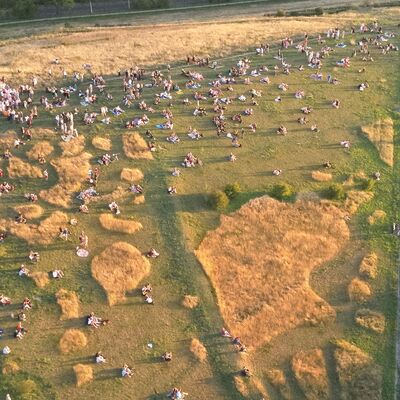 Bild vergr&ouml;&szlig;ern: Das Foto zeigt Hunderte Kleinmachnowerinnen und Kleinmachnower, die auf dem Stolper Berg die Sonnenfinsternis 2026 beobachten.