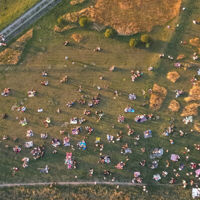 Bild vergr&ouml;&szlig;ern: Das Foto zeigt Hunderte Kleinmachnowerinnen und Kleinmachnower, die auf dem Stolper Berg die Sonnenfinsternis 2026 beobachten.