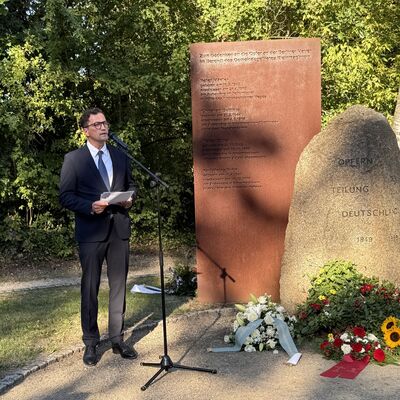 Bild vergr&ouml;&szlig;ern: Das Foto zeigt B&uuml;rgermeister Bodo Krause bei seiner Rede am Gedenkstein am Adam-Kuckhoff-Platz anl&auml;sslich des Gedenkens zum Tag des Mauerbaus am 13. August 1961
