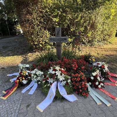 Bild vergr&ouml;&szlig;ern: Das Foto zeigt Gedenkkr&auml;nze vor dem Gedenkkreuz von Maueropfer Karl-Heinz Kube
