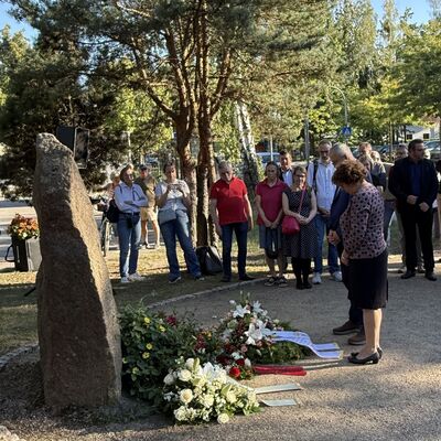 Bild vergr&ouml;&szlig;ern: Das Foto zeigt Steglitz-Zehlendorfs Bezirksb&uuml;rgermeisterin Maren Schellenberg am Gedenkstein am Adam-Kuckhoff-Platz