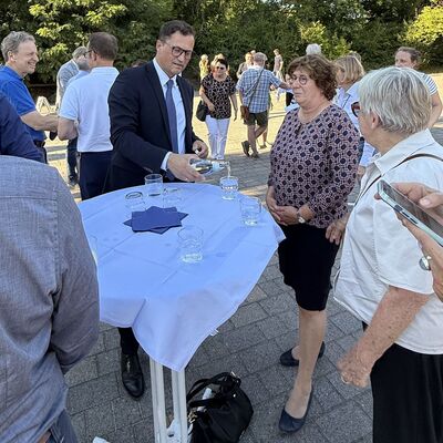 Bild vergr&ouml;&szlig;ern: Das Foro zeigt B&uuml;rgermeister Bodo Krause im Gespr&auml;ch mit Steglitz-Zehlendorfs Bezirksb&uuml;rgermeisterin Maren Schellenberg