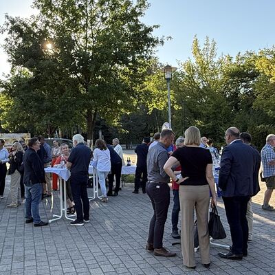 Bild vergr&ouml;&szlig;ern: Das Foto zeigt Teilnehmer der Gedenkveranstaltung auf dem Adam-Kuckhoff-Platz beim Gespr&auml;ch miteinander