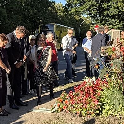 Bild vergr&ouml;&szlig;ern: Das Foto zeigt B&uuml;rgermeister Bodo Krause und Kathrin Heilmann, Vorsitzende der Gemeindevertretung, am Gedenkkreuz von Karl-Heinz Kube
