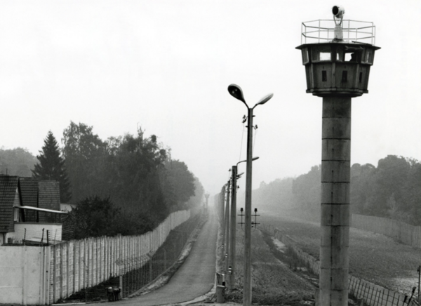 Bild vergr&ouml;&szlig;ern: Das Foto zeigt die Berliner Mauer im Bereich Benschallee (Zehlendorf/Nikolassee)