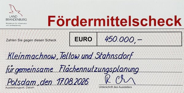Das Foto zeigt den symbolischen F&ouml;rdermittelscheck in H&ouml;he von 450.000 Euro f&uuml;r die gemeinsame Fl&auml;chennutzungsplanung von Kleinmachnow., Teltow und Stahnsdorf