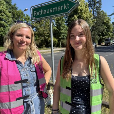Das Foto zeigt Sch&uuml;lerpraktikantin Sophia mit Rathaus-Mitarbeiterin  Emily Reich beim Video-Dreh f&uuml;r die Social-Media-Kan&auml;le der Gemeinde Kleinmachnow