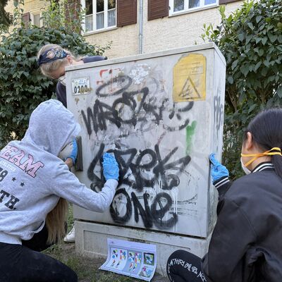 Bild vergr&ouml;&szlig;ern: Das Foto zeigt Sch&uuml;lerinnen der Klasse 6a der Grundschule Auf dem Seeberg beim Abschleifen eines Stromkastens