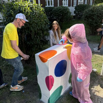 Bild vergr&ouml;&szlig;ern: Das Foto zeigt eine Sch&uuml;lerin der Klasse 6a der Grundschule Auf dem Seeberg beim Bespr&uuml;hen eines Stromkastens