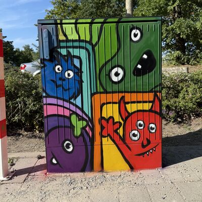 Bild vergr&ouml;&szlig;ern: Das Foto zeigt einen von Sch&uuml;lerinnen und Sch&uuml;lern der Klasse 6a der Grundschule Auf dem Seeberg gestalteten Stromkasten mit kleinen, bunten Monstern