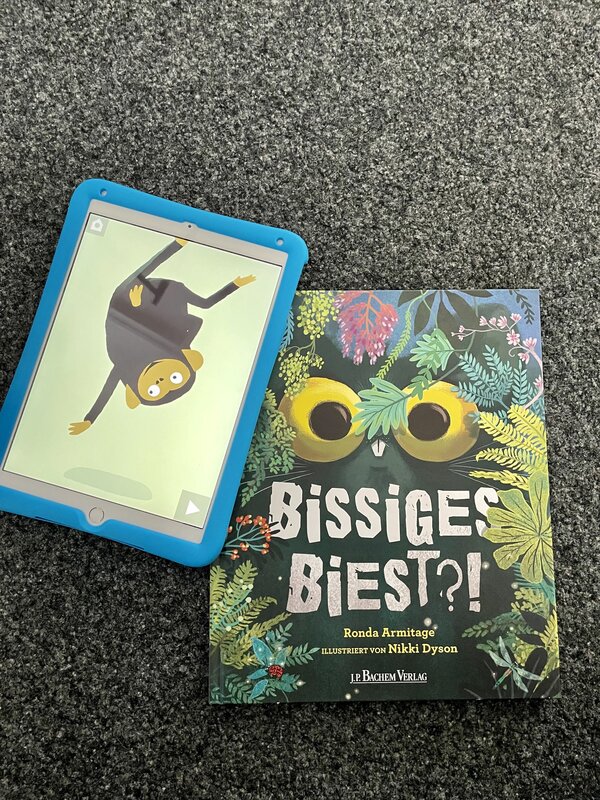 Bild vergr&ouml;&szlig;ern: Buch "Bissiges Biest" und Tablet mit der ge&ouml;ffneten App "Miximal"