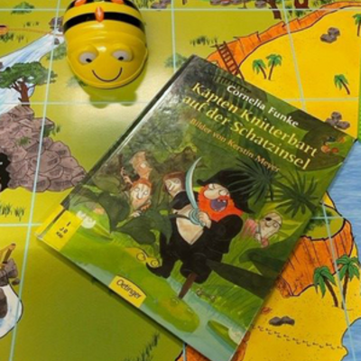 Bienen-Roboter "Beebot" und Buch "K&auml;pten Knitterbart auf der Schatzinsel"