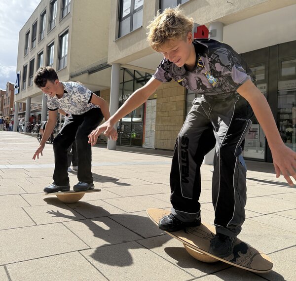 Das Foto zeigt zwei Jugendliche bei der Surf-Station beim Sportlichern Aktionstag rund ums Rathaus am 5. September 2026