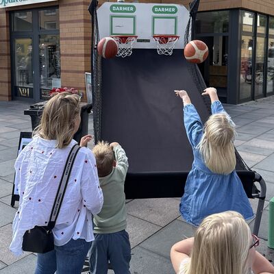Bild vergr&ouml;&szlig;ern: Das Foto zeigt zwei Kinder beim Basketball-Spielen beim Sportlichern Aktionstag rund ums Rathaus am 5. September 2026