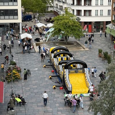 Bild vergr&ouml;&szlig;ern: Das Foto zeigt den Ninja-Parcours beim Sportlichern Aktionstag rund ums Rathaus am 5. September 2026 aus der Vogelperspektive
