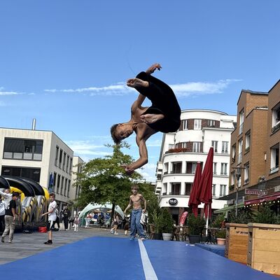 Bild vergr&ouml;&szlig;ern: Das Foto zeigt einen Jugendlichen beim Sportlichern Aktionstag rund ums Rathaus am 5. September 2026, der gerade eine Salto macht