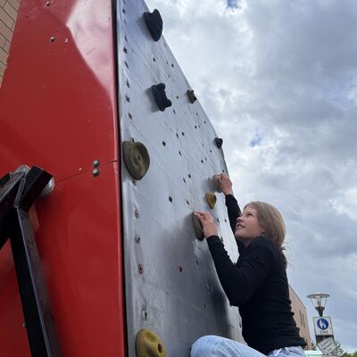 Bild vergr&ouml;&szlig;ern: Das Foto zeigt ein M&auml;dchen an einer Kletterwand beim Sportlichern Aktionstag rund ums Rathaus am 5. September 2026