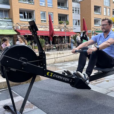 Bild vergr&ouml;&szlig;ern: Das Foto zeigt B&uuml;rgeremsiter Bodo Krauise beim Sportlichern Aktionstag rund ums Rathaus am 5. September 2026 auf einer Ruder-Maschine