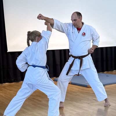 Bild vergr&ouml;&szlig;ern: Das Foto zeigt eine Frau und einen Mann beim Sportlichern Aktionstag rund ums Rathaus am 5. September 2026 beim Karate-Kampf