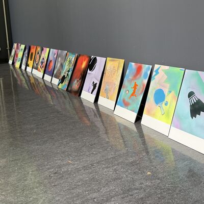 Bild vergr&ouml;&szlig;ern: Das Foto zeigt die Kacheln, beim Sportlichern Aktionstag rund ums Rathaus am 5. September 2026 beim Streetart-Workshop enstanden sind und k&uuml;nftig die neuen Bewegungspunkte in der Gemeinde Kleinmachnow kennzeichnen sollen