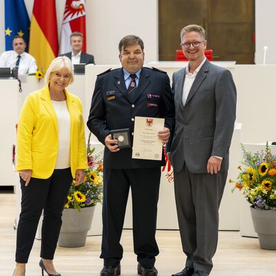 Das Foto zeigt Feuerwehrmann Peter Schulz bei seiner Auszeichnung mit der Medaille des Landtages Brandenburg