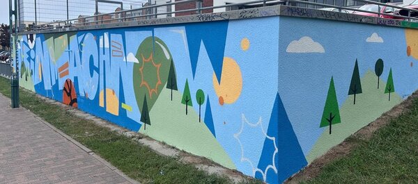 Das Foto zeigt eine Wand voller Graffitis.