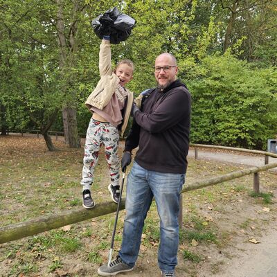 Bild vergr&ouml;&szlig;ern: Das Foto zeigt Menschen, die am 19. September im Rahmen des World Cleanup Days 2026 in Kleinmachnow M&uuml;ll und Unrat gesammelt haben.