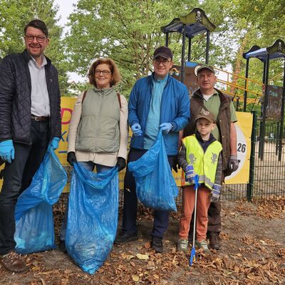 Bild vergr&ouml;&szlig;ern: Das Foto zeigt Menschen, die am 19. September im Rahmen des World Cleanup Days 2026 in Kleinmachnow M&uuml;ll und Unrat gesammelt haben.