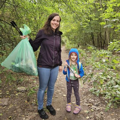 Bild vergr&ouml;&szlig;ern: Das Foto zeigt Menschen, die am 19. September im Rahmen des World Cleanup Days 2026 in Kleinmachnow M&uuml;ll und Unrat gesammelt haben.