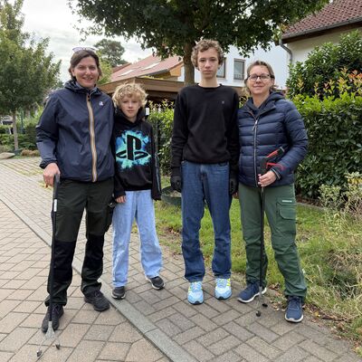 Bild vergr&ouml;&szlig;ern: Das Foto zeigt Menschen, die am 19. September im Rahmen des World Cleanup Days 2026 in Kleinmachnow M&uuml;ll und Unrat gesammelt haben.