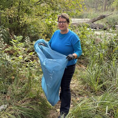 Bild vergr&ouml;&szlig;ern: Das Foto zeigt eine Frau, die am 19. September im Rahmen des World Cleanup Days 2026 in Kleinmachnow M&uuml;ll und Unrat gesammelt hat.