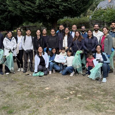 Bild vergr&ouml;&szlig;ern: Das Foto zeigt Menschen, die am 19. September im Rahmen des World Cleanup Days 2026 in Kleinmachnow M&uuml;ll und Unrat gesammelt haben.