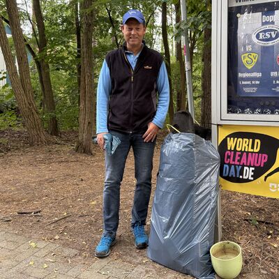 Bild vergr&ouml;&szlig;ern: Das Foto zeigt einen Mann, der am 19. September im Rahmen des World Cleanup Days 2026 in Kleinmachnow M&uuml;ll und Unrat gesammelt hat.