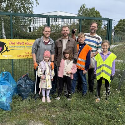 Bild vergr&ouml;&szlig;ern: Das Foto zeigt Menschen, die am 19. September im Rahmen des World Cleanup Days 2026 in Kleinmachnow M&uuml;ll und Unrat gesammelt haben.