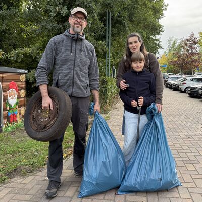 Bild vergr&ouml;&szlig;ern: Das Foto zeigt Menschen, die am 19. September im Rahmen des World Cleanup Days 2026 in Kleinmachnow M&uuml;ll und Unrat gesammelt haben.